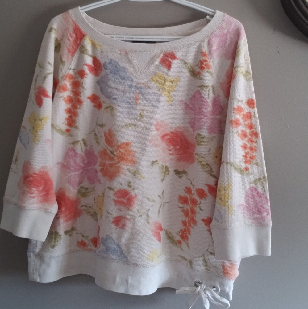 Ivory/Flowered 3/4 sleeve top